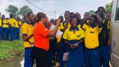 At the turning point, when the conductors call people to board the bus, the facilitators can choose to interact with the public, while the conductors load the bus.